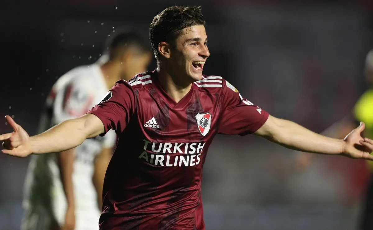 Julián Álvarez es seguido de cerca por dos equipos de España