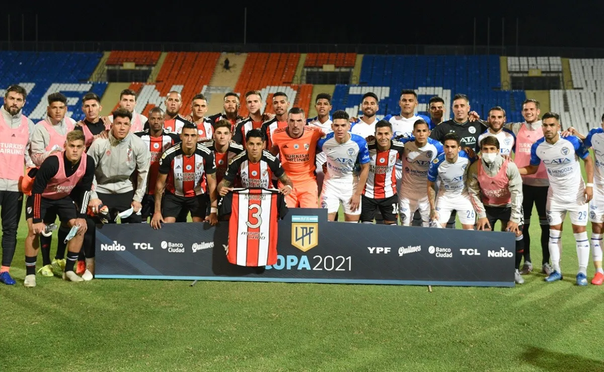El momento en que ambos planteles posaron con la camiseta del defensor de River.
