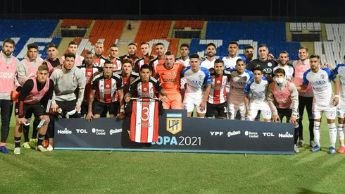 El momento en que ambos planteles posaron con la camiseta del defensor de River.