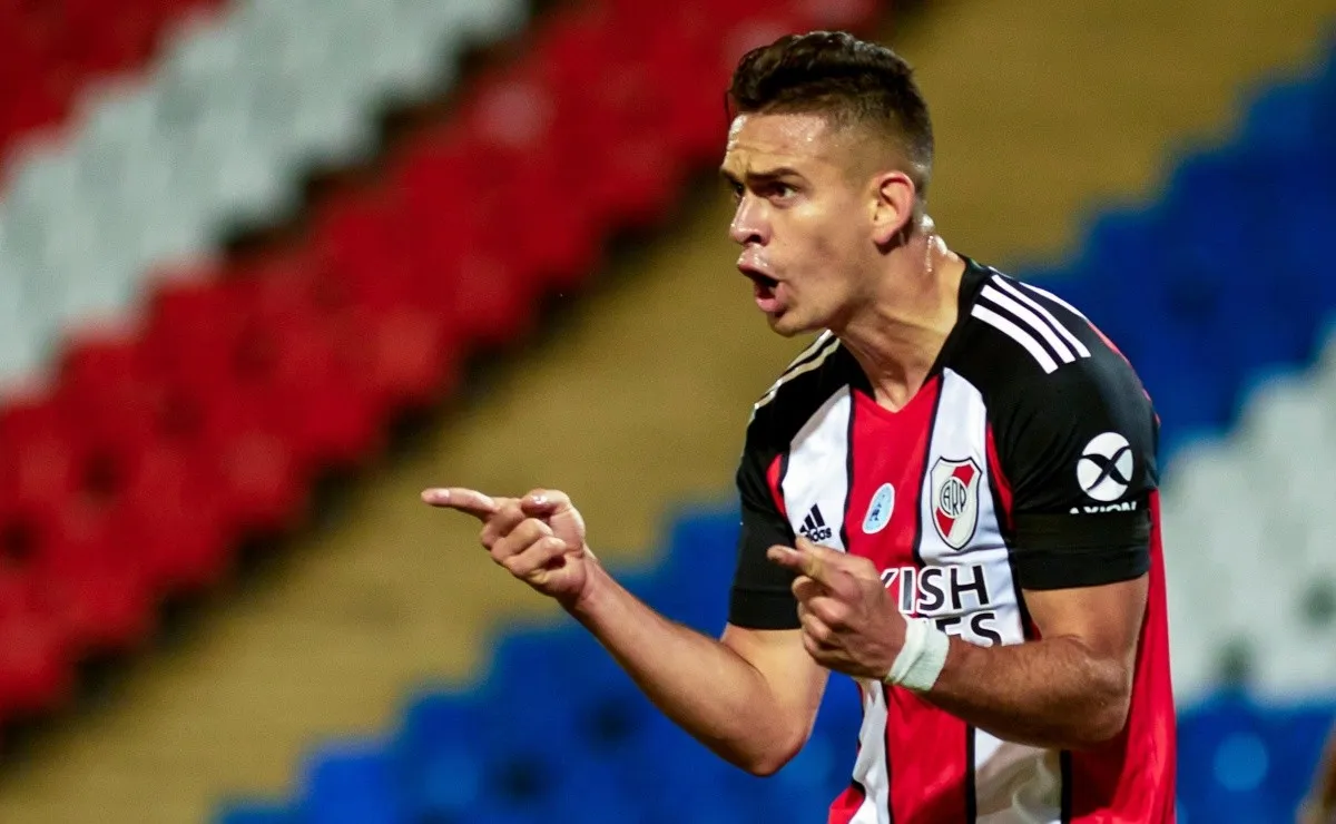 Rafael Santos Borré convirtió cuatro tantos en la goleada de River ante Godoy Cruz, destacó el trabajo de Julián Álvarez y habló de su futuro con el Manto Sagrado.