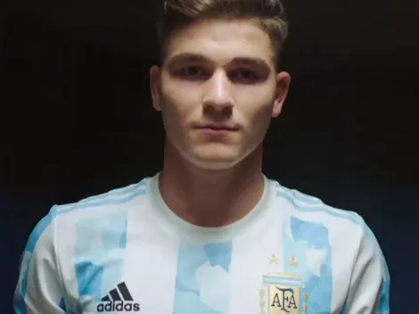 Julián Álvarez presentó la nueva camiseta de Argentina