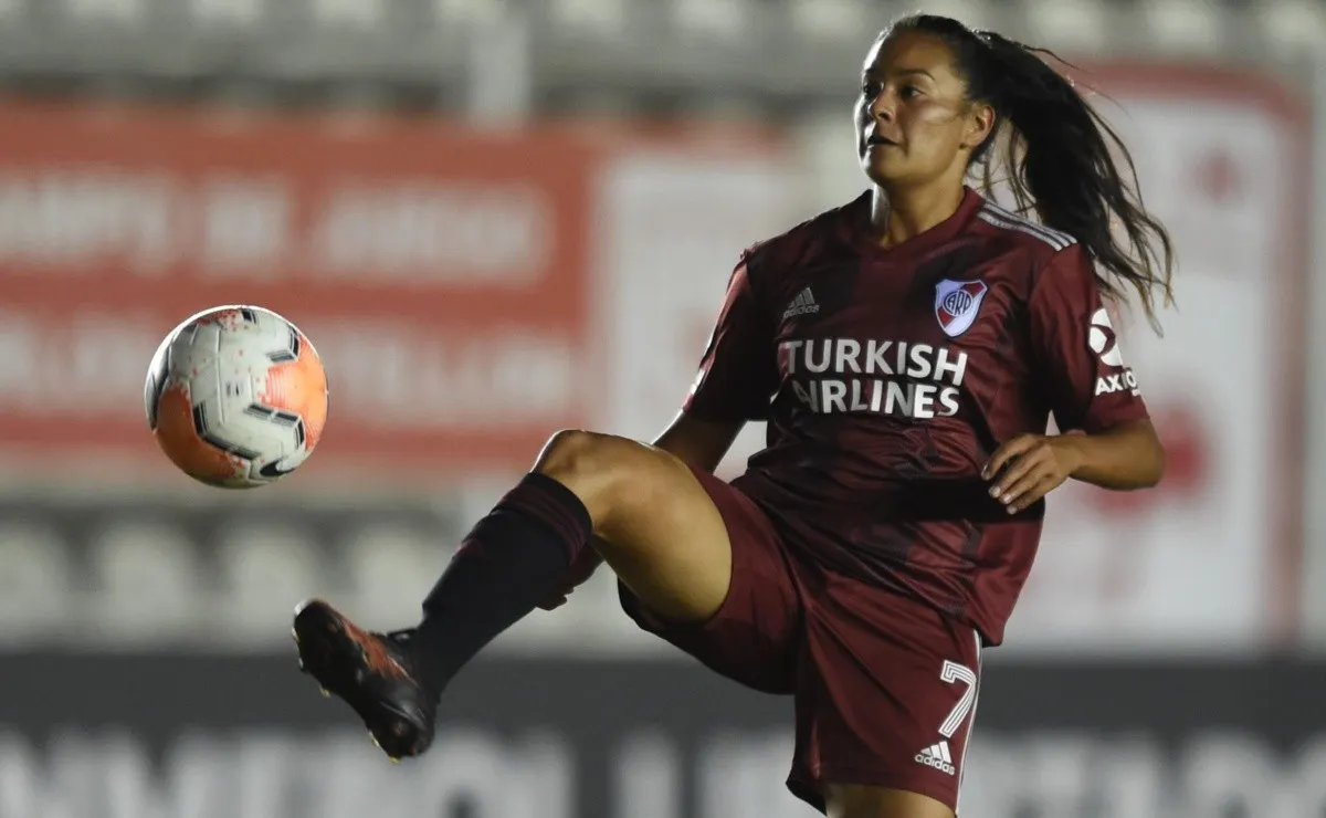 Lourdes Lezcano, delantera de River habló de sus comienzos, la llegada al Más Grande, su entendimiento con Birizamberri y el papel del Millonario en la Copa Libertadores.