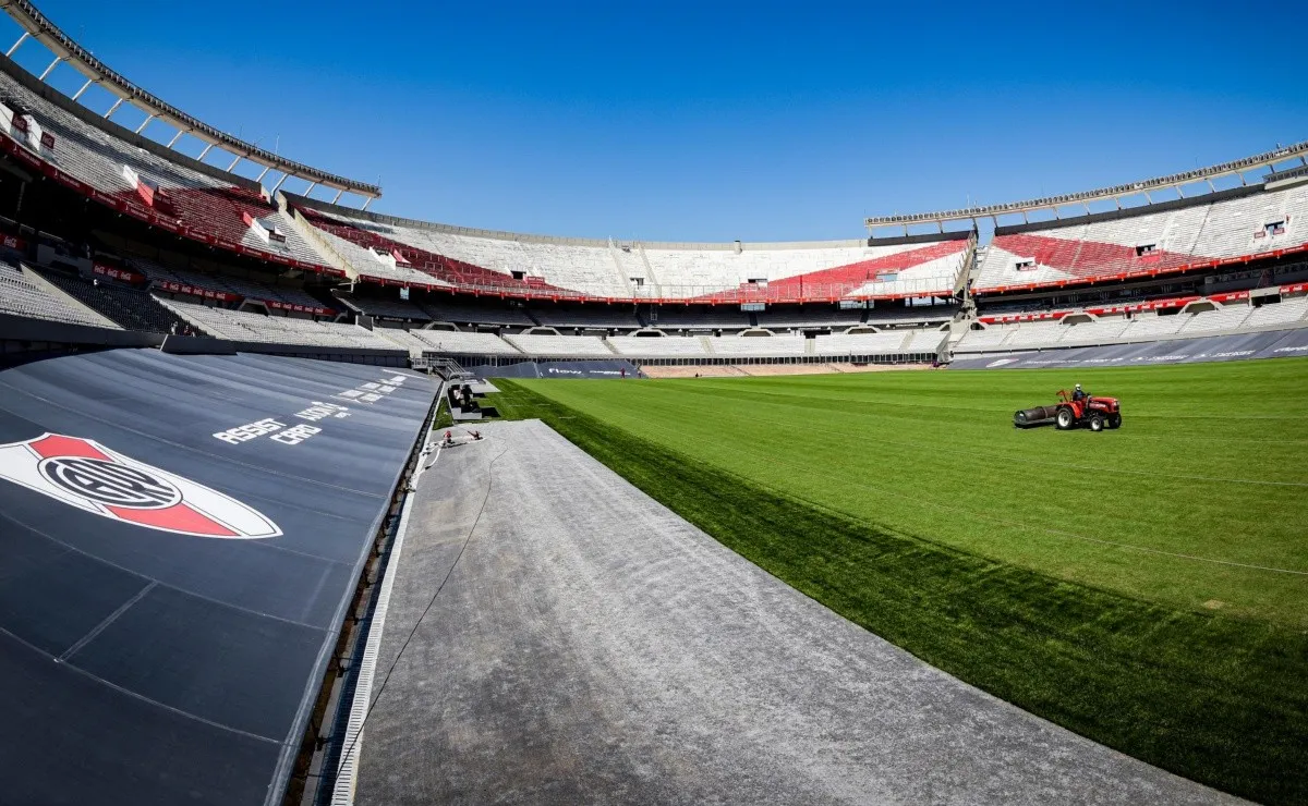 La estrategia de River para mantener de la mejor manera el campo de juego. Cuenta con dos gavilanes que ahuyentan a las palomas que vienen a comerse las semillas del resembrado.