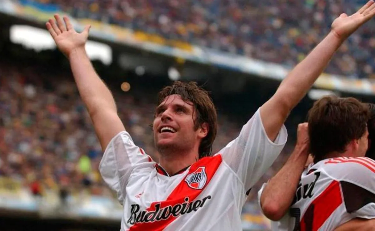 Fernando Cavenaghi festeja su gol en la Bombonera por el superclásico del Clausura 2004. El Más Grande le ganó 1 a 0 a Boca y unas fechas más tarde sería campeón.