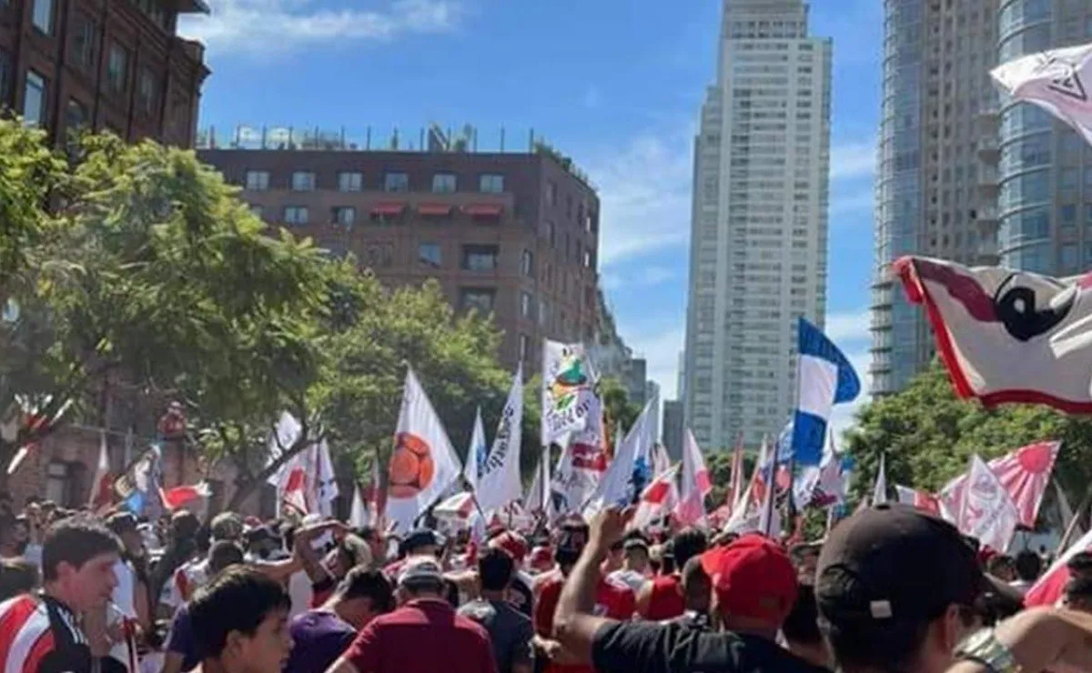 Cientos de hinchas de River se convocaron en el Hotel Faena