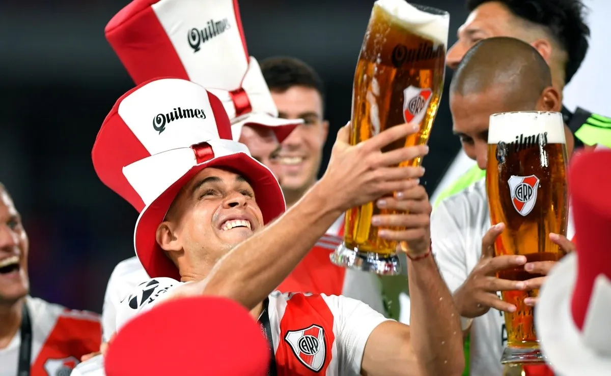 Los jugadores se divirtieron adentro de la cancha con Racing y también afuera, con la copa.