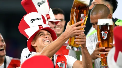 Los jugadores se divirtieron adentro de la cancha con Racing y también afuera, con la copa.