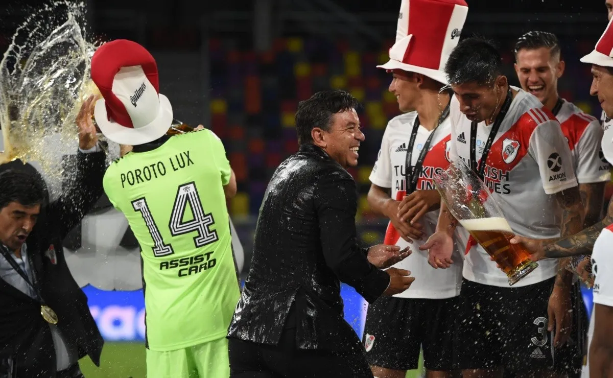 Gallardo, a pura risa después de que lo empaparan.