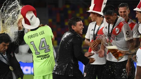 Gallardo, a pura risa después de que lo empaparan.