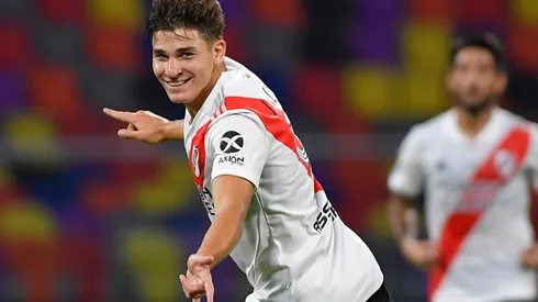 Julián Álvarez convirtió el segundo gol de River contra Racing en la Supercopa Argentina y fue prácticamente igual al que había hecho Enzo Francescoli contra Vélez en el 97.