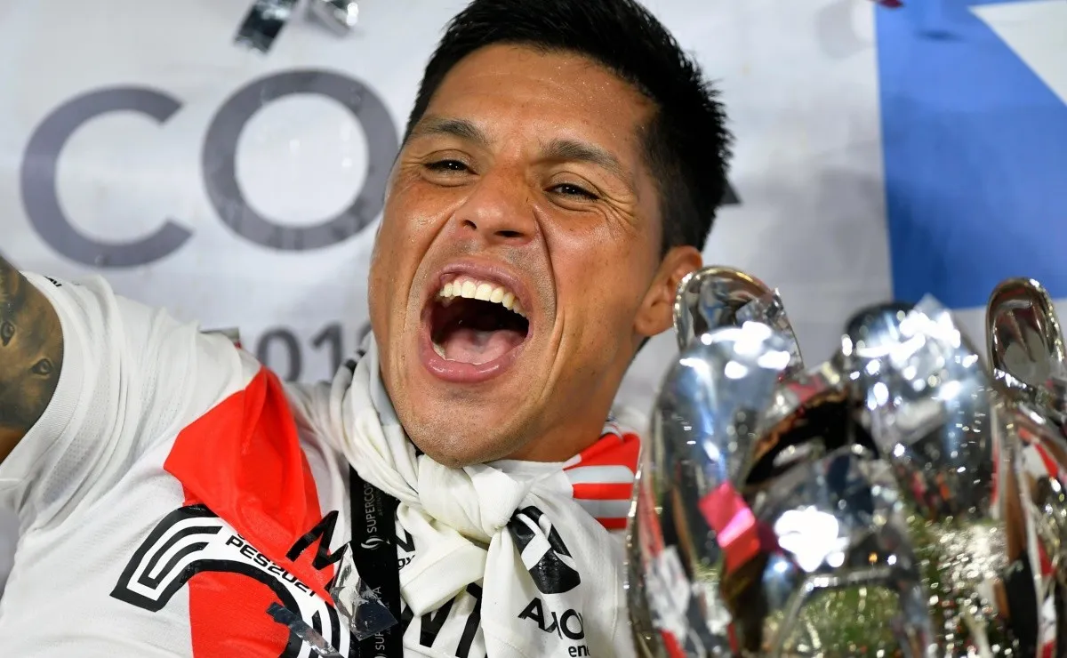 Enzo Pérez festejó con la camiseta de Gonzalo Montiel