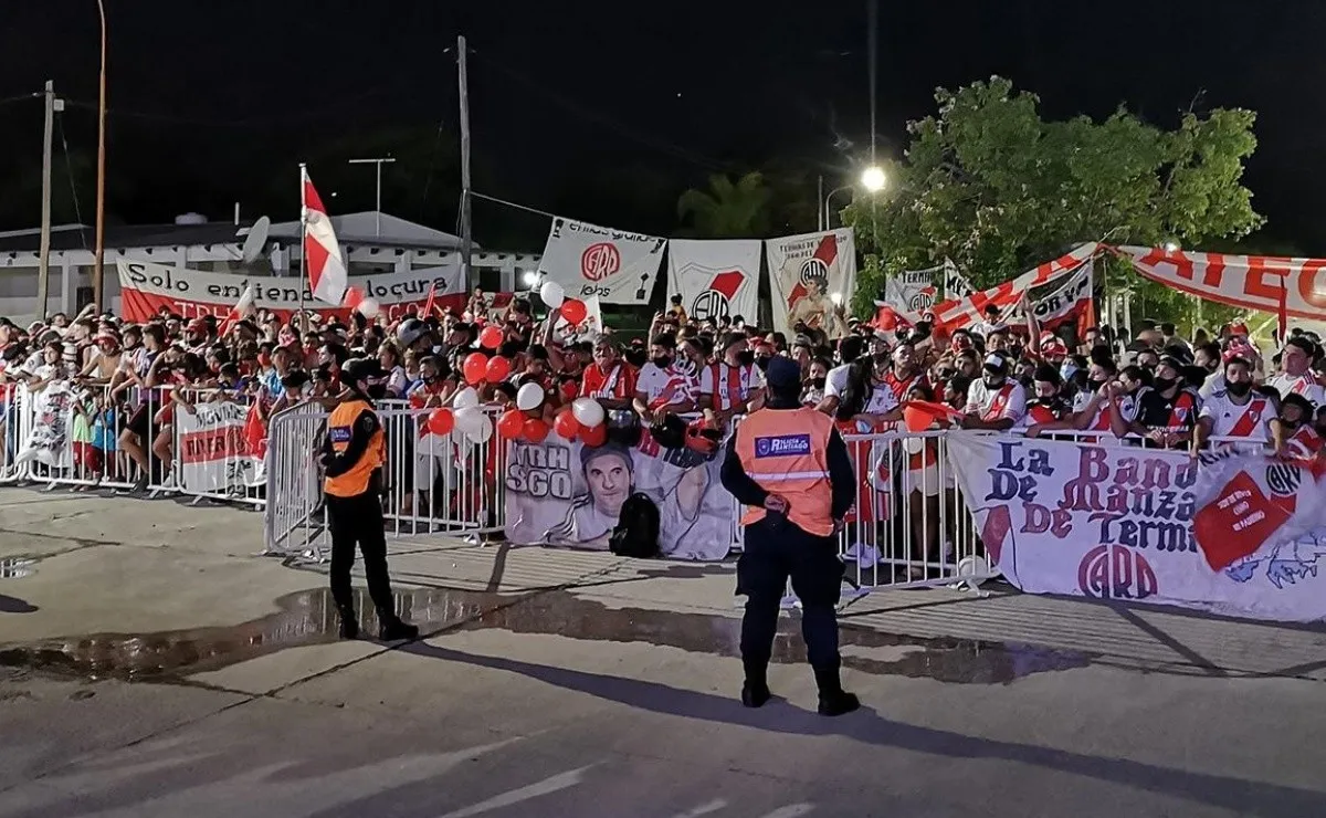 Cientos de hinchas esperaron a River en el hotel para demostrarle su apoyo en la previa al partido contra Racing por la Supercopa Argentina, también harán un banderazo.