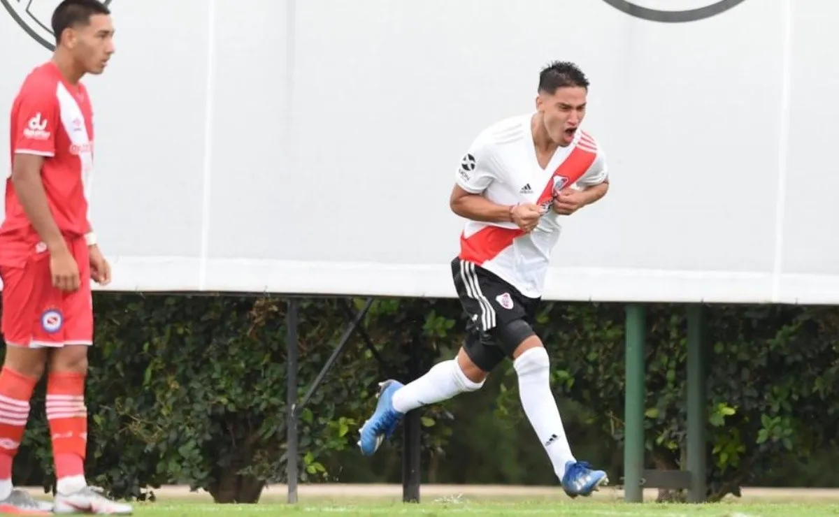 Flabian Londoño grita su gol contra Argentinos. River se impuso por 1 a 0 en el torneo de Reserva bajo la mirada de Marcelo Gallardo que estuvo en el River Camp.