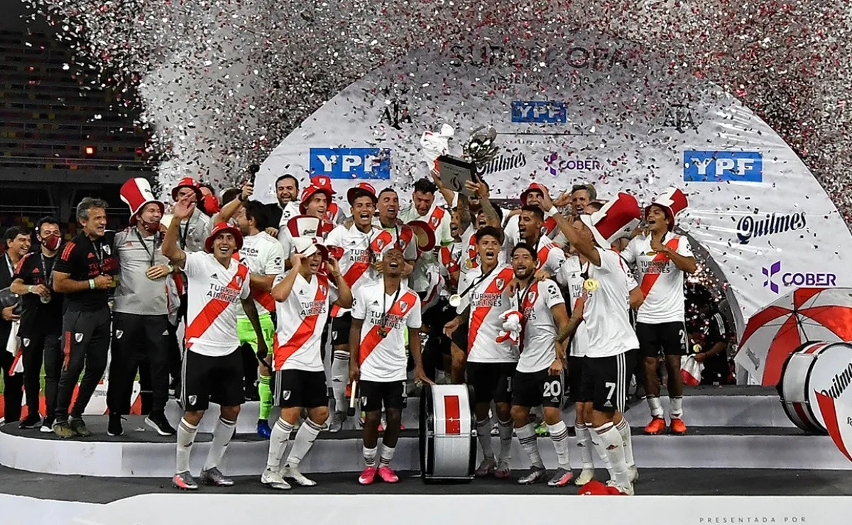 El festejo de los jugadores luego de una nueva vuelta olímpica
