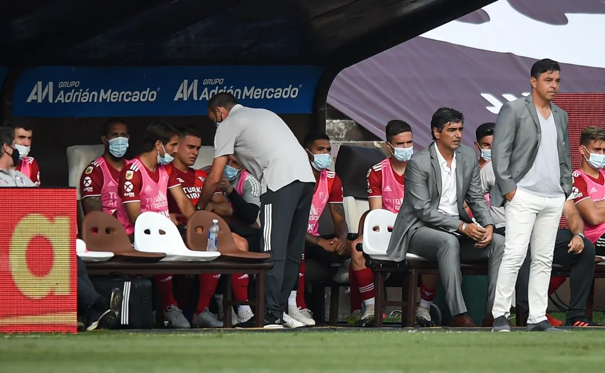 Rafael Santos Borré se retiró lesionado y en su lugar ingresó Julián Álvarez, en principio es por un golpe sufrido en la práctica del sábado.