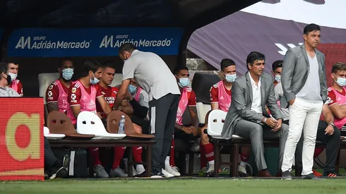 Rafael Santos Borré se retiró lesionado y en su lugar ingresó Julián Álvarez, en principio es por un golpe sufrido en la práctica del sábado.