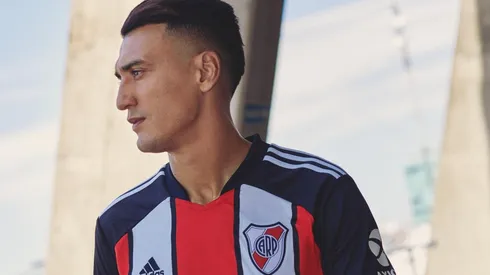 La nueva camiseta tricolor de River tendrá cierta similitud a la del 2000 con las mangas negras. Adidas la presentaría en las próximas semanas.