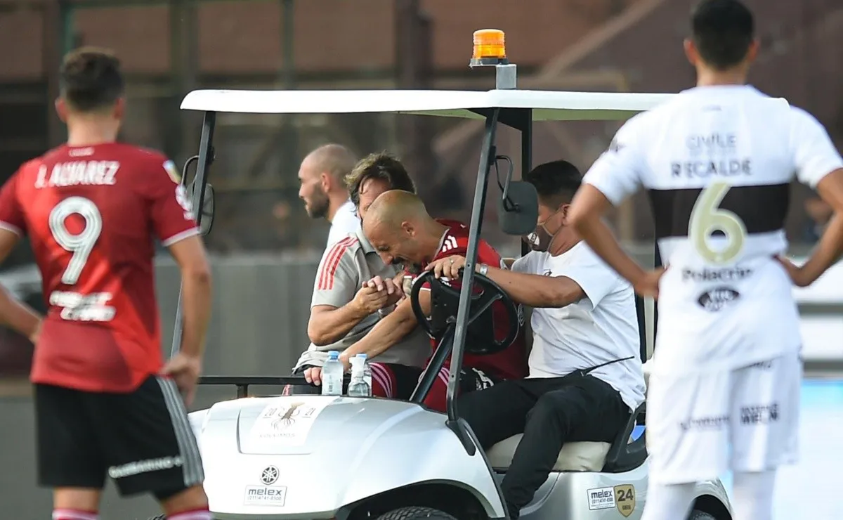Javier Pinola debió ser reemplazado al sufrir una fractura en su antebrazo derecho, fue luego de disputar una pelota aérea.