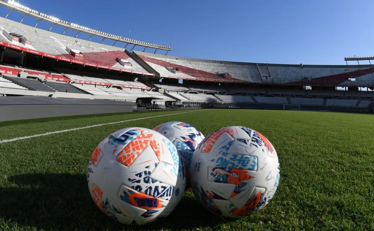 River se entrenó este sábado por la mañana en el Monumental con la intención de adaptarse al nuevo campo de juego que es mucho más rápido que los habituales.