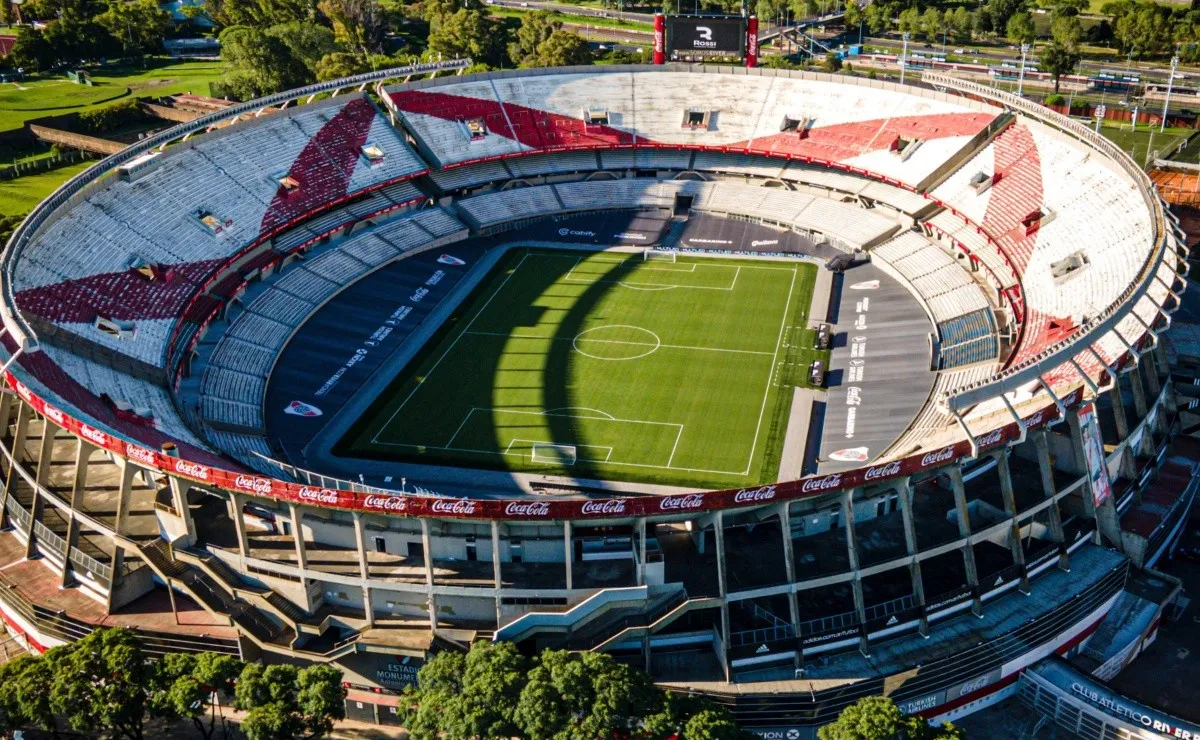 El paso a paso de las obras en el Monumental que comenzaron en agosto y terminaron en febrero. El primer partido disputado en el nuevo campo de juego fue ante Rosario Central.