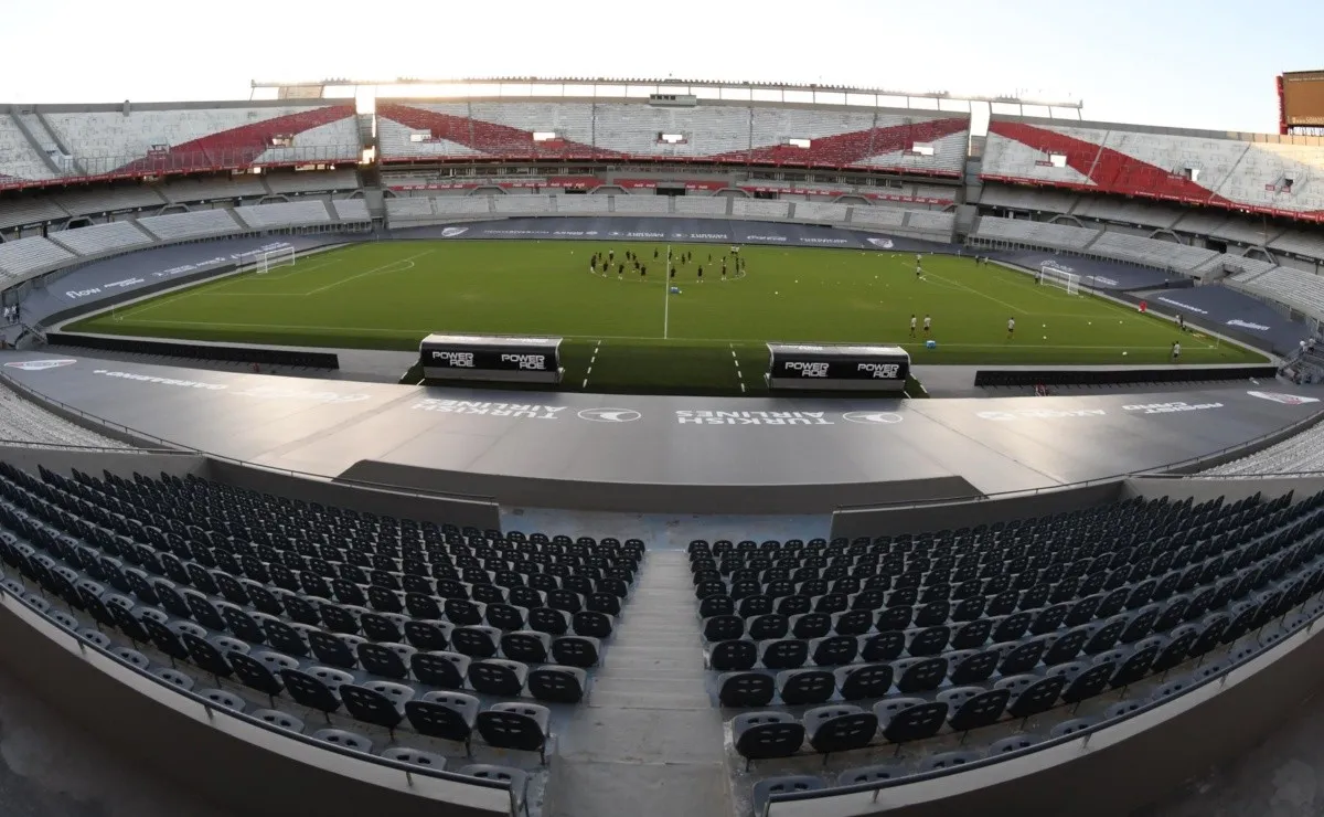 El plantel volvió a pisar el Monumental luego de once meses. El último partido oficial allí fue ante Binacional por la Copa Libertadores 2020.