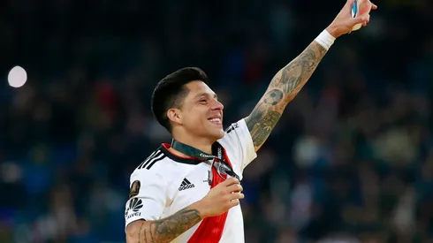 Enzo Pérez cumple 35 años y su esposa decidió homenajearlo con una particular torta de un Fiat 147 negro, primer auto que tuvo el mendocino.