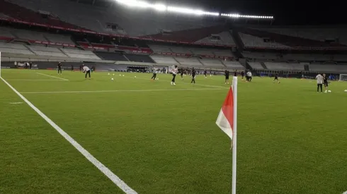 Matías Suárez y Rafael Santos Borré analizaron el estado del campo de juego del Monumental, además el Muñeco se mostró orgulloso de la obra realizada.
