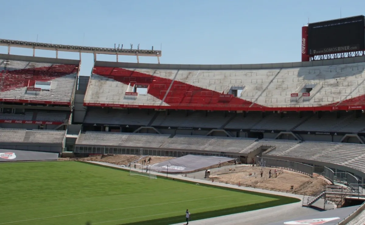 Como ocurre en la cancha de Racing, la popular estaría pegada al arco y arriba, las plateas.