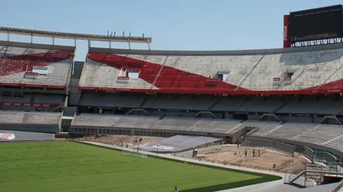 Como ocurre en la cancha de Racing, la popular estaría pegada al arco y arriba, las plateas.