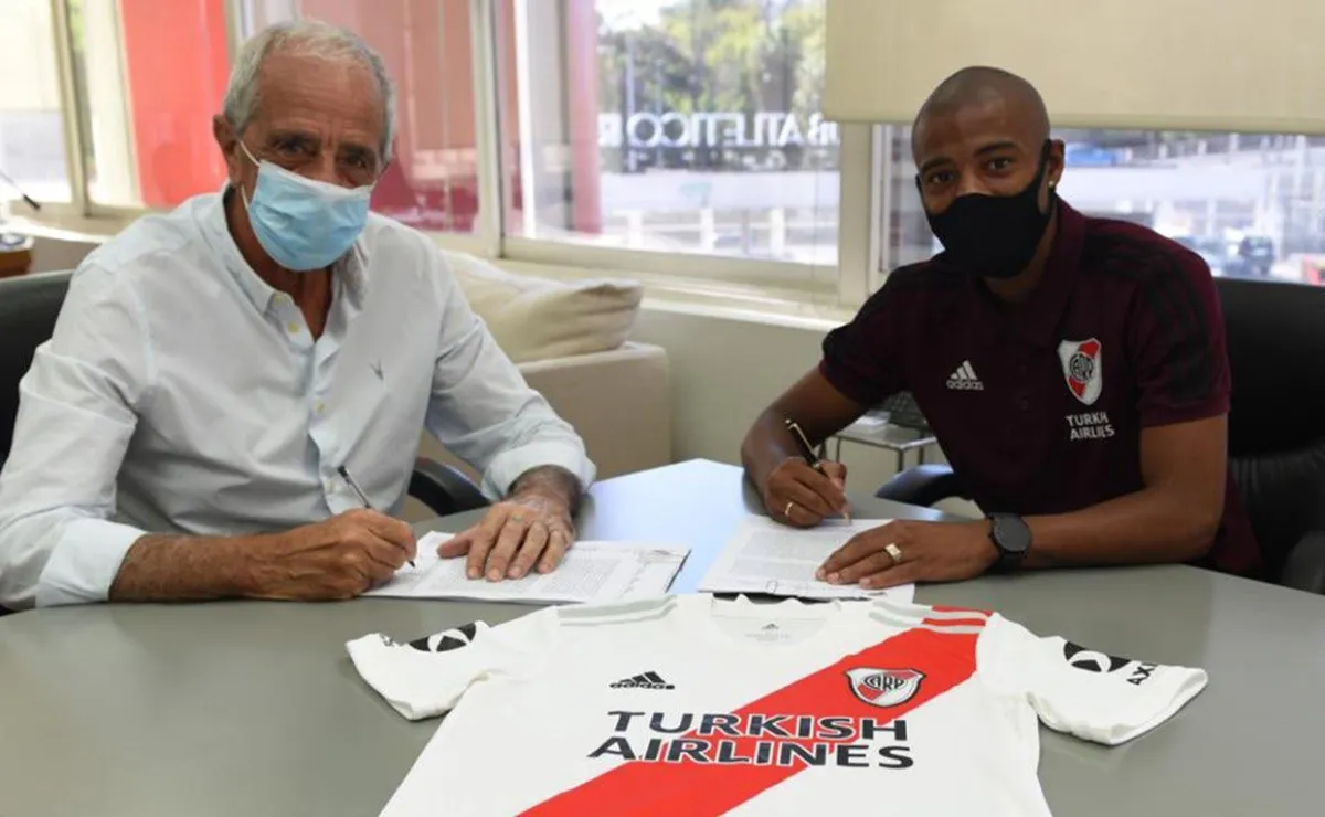 De La Cruz se reunió con D'Onofrio antes del entrenamiento en el Monumental y firmó la extensión hasta diciembre de 2022.