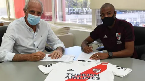 De La Cruz se reunió con D'Onofrio antes del entrenamiento en el Monumental y firmó la extensión hasta diciembre de 2022.