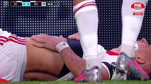 Fernando Tobio le dio un planchazo en el pecho a Rafael Santos Borré y Estudiantes se quedó con un hombre menos para disputar el segundo tiempo.