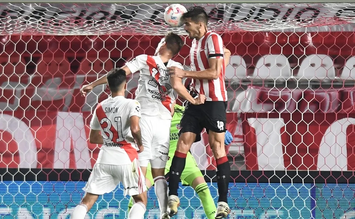 River sigue sufriendo la pelota parada en contra y ante Estudiantes por la primera fecha de la Copa de la Liga Profesional se pudo ver claramente.