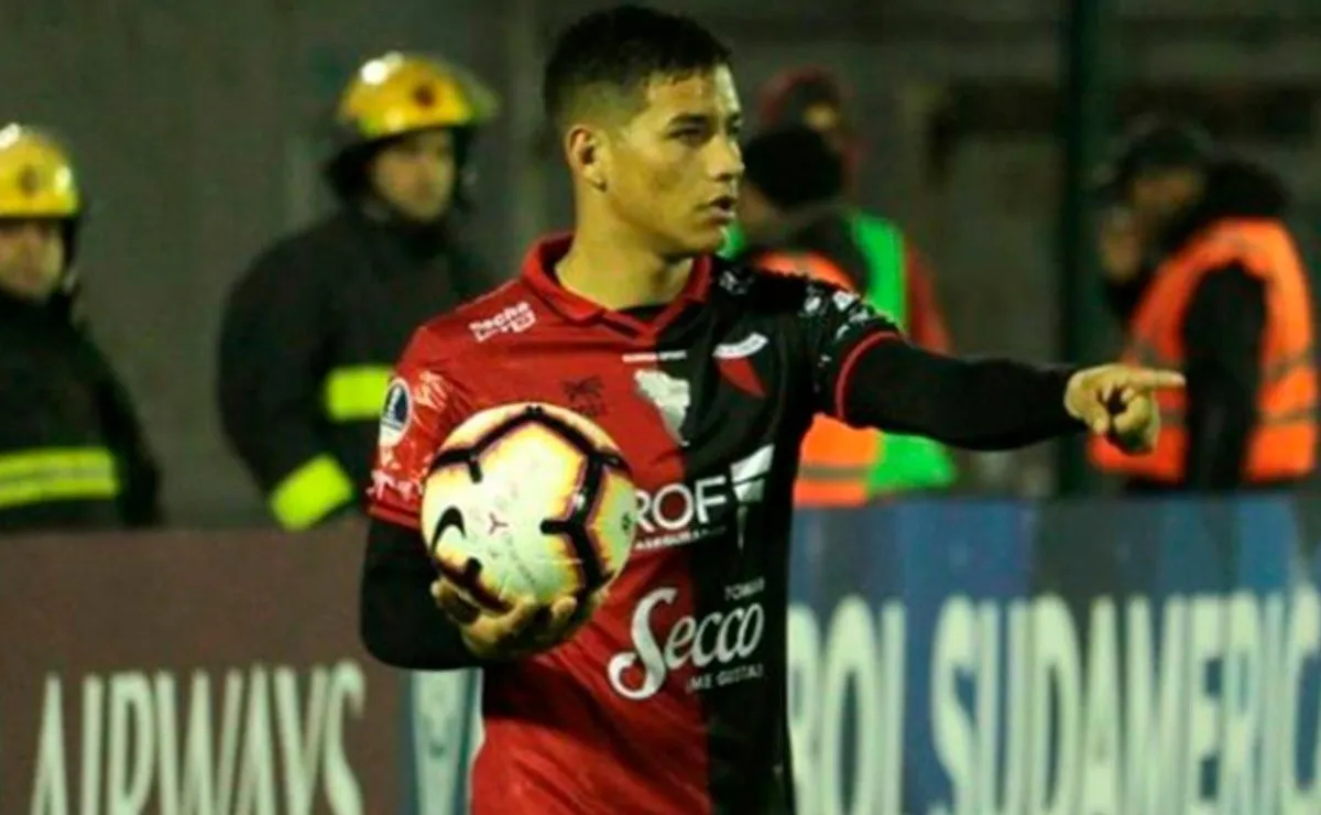 Este viernes podría definirse el futuro de Alex Vigo, el jugador de Colón presiona para llegar a River, pero el Sabalero pidió a Ferreira y desde Núñez no lo quieren prestar.