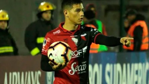 Este viernes podría definirse el futuro de Alex Vigo, el jugador de Colón presiona para llegar a River, pero el Sabalero pidió a Ferreira y desde Núñez no lo quieren prestar.