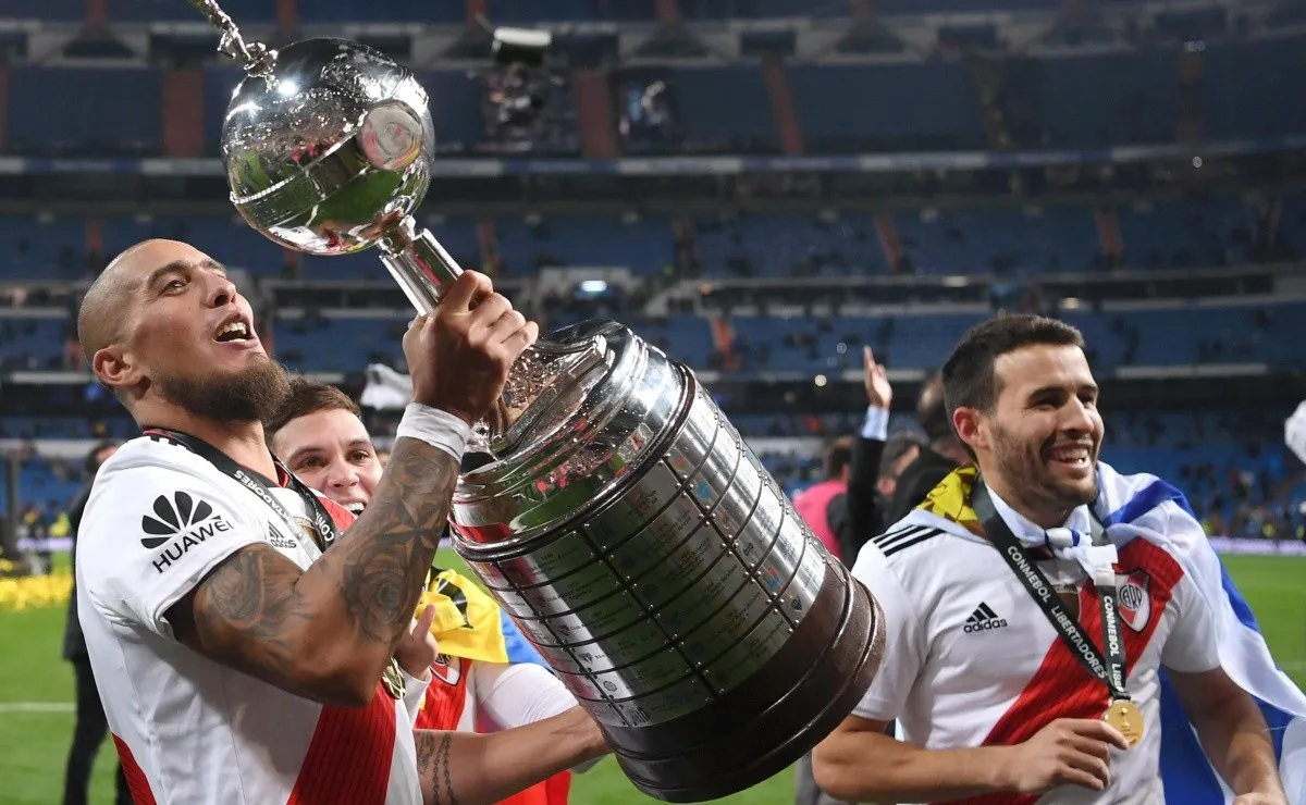 Jonatan Maidana dejó ver un tatuaje mientras hacía la revisión médica para volver a River, el mismo es el escudo del Más Grande con la fecha de la Copa Eterna.