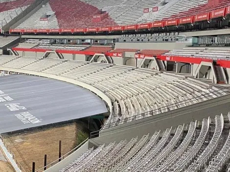 Colocaron lonas y césped sintético en el Monumental