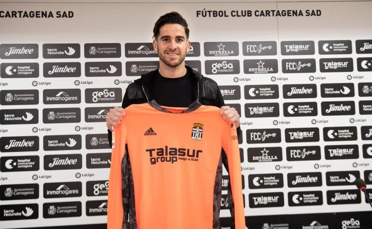 Leandro Chichizola posando con el buzo de arquero de su nuevo club