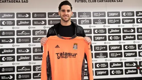 Leandro Chichizola posando con el buzo de arquero de su nuevo club