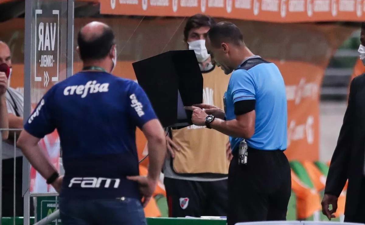 La Conmebol publicó los audios entre los árbitros del VAR y Ostojich en la revancha de la semifinal de la Copa Libertadores entre River y Palmeiras.