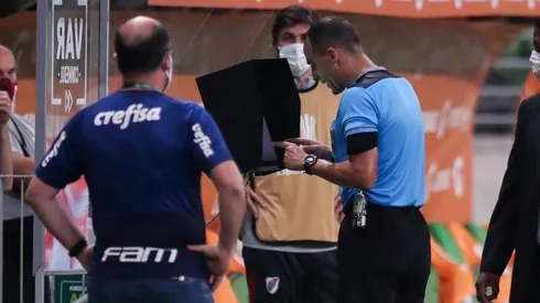 La Conmebol publicó los audios entre los árbitros del VAR y Ostojich en la revancha de la semifinal de la Copa Libertadores entre River y Palmeiras.