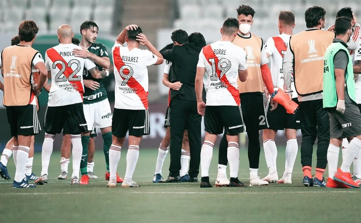 Los abrazos entre los jugadores y Gallardo después de una victoria épica, aunque no haya sido suficiente para clasificar.