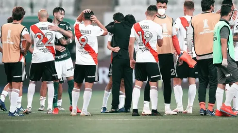 Los abrazos entre los jugadores y Gallardo después de una victoria épica, aunque no haya sido suficiente para clasificar.