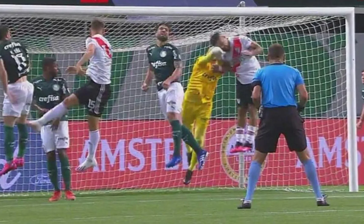 El arquero de Palmeiras golpeó en el área a Paulo Díaz cuando corrían 96 minutos de partido, pero el árbitro del partido decidió no revisarla en el VAR.