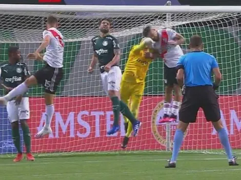 El penal a Paulo Díaz que no revisó el VAR