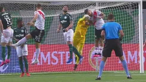El arquero de Palmeiras golpeó en el área a Paulo Díaz cuando corrían 96 minutos de partido, pero el árbitro del partido decidió no revisarla en el VAR.