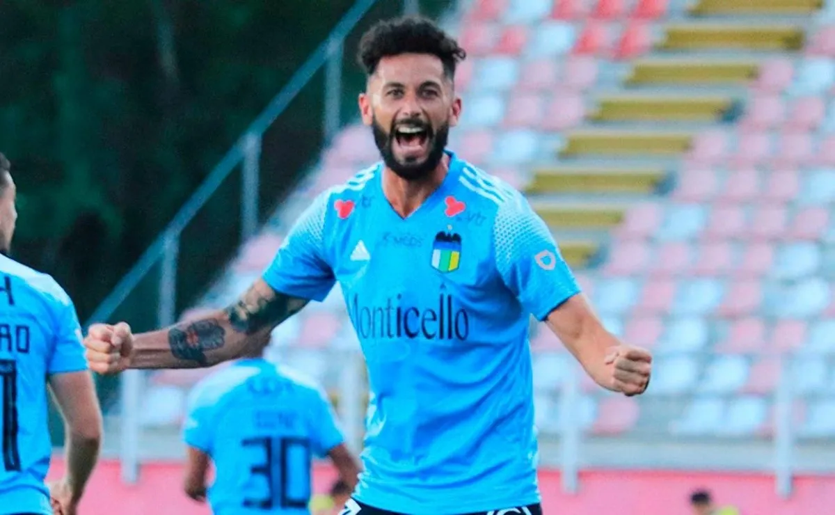 Marcelo Larrondo conviritó un golazo de 35 metros del arco y le pegó fuerte, la pelota ingresó al ángulo. O'Higgins venció por 3 a 1 a Curicó Unido.