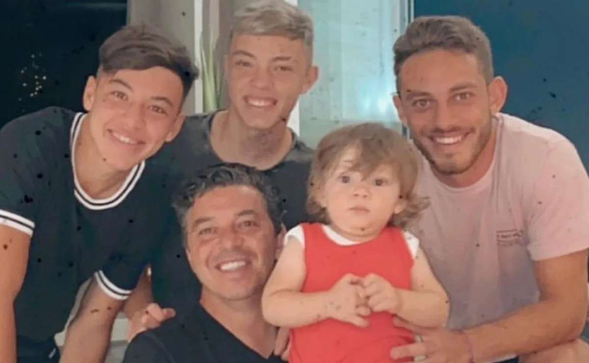 Marcelo Gallardo posando junto a sus hijos en el último fin de año en familia