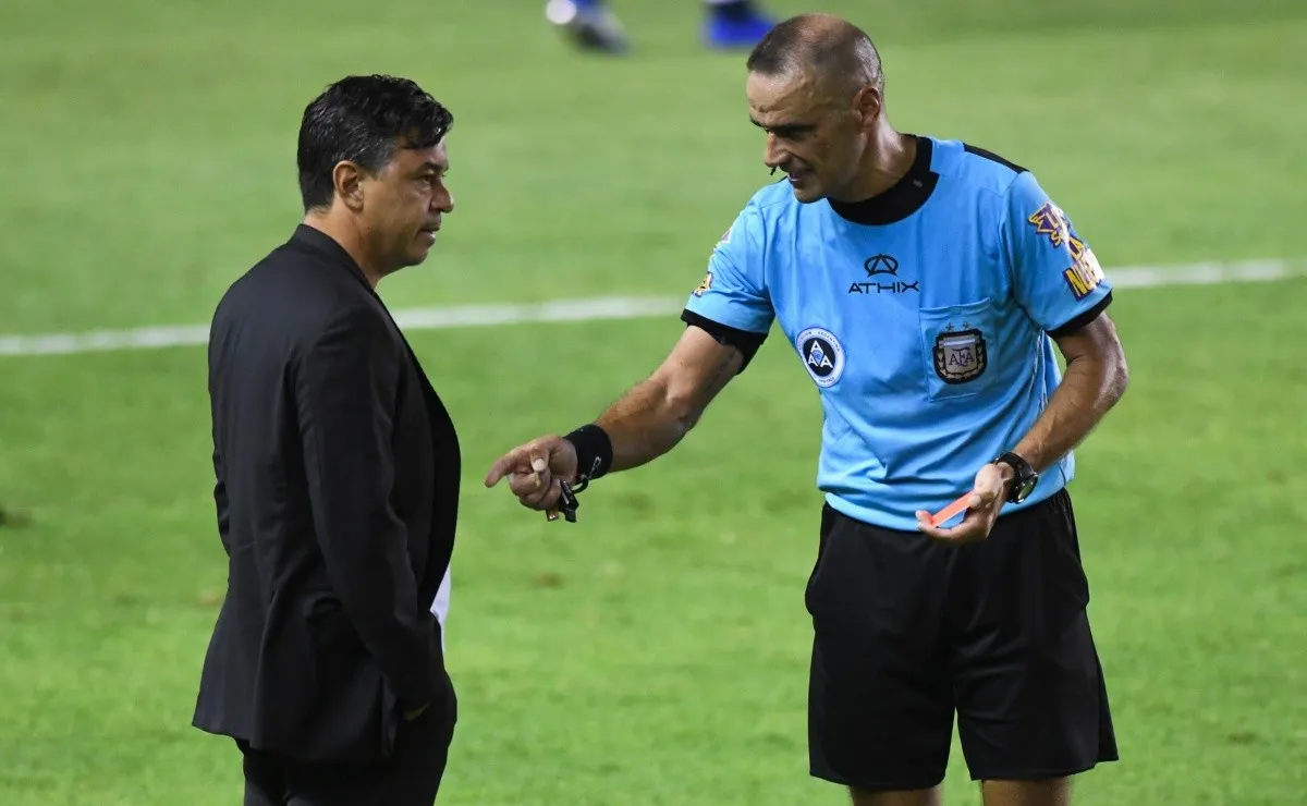Marcelo Gallardo fue expulsado por Diego Abal por reclamar un penal de Alexander Barboza a Matías Suárez.