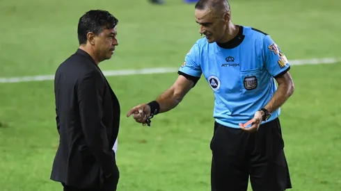 Marcelo Gallardo fue expulsado por Diego Abal por reclamar un penal de Alexander Barboza a Matías Suárez.